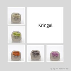 Handgemachter Aluminiumring mit gehämmerter Struktur und kleinem Kristall auf einem Finger, minimalistisch und verstellbar.