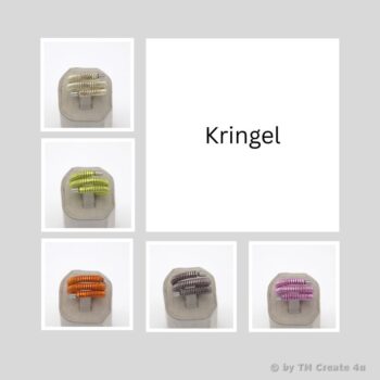 Handgemachter Aluminiumring mit gehämmerter Struktur und kleinem Kristall auf einem Finger, minimalistisch und verstellbar.