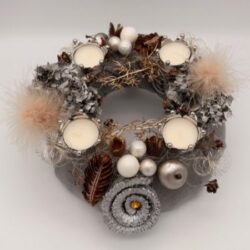 Adventskränze mit Drahtdesign